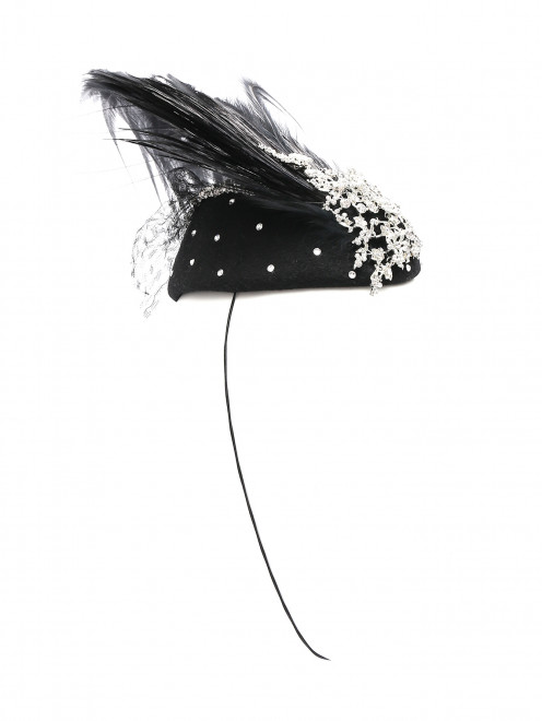 Шляпка из фетра декорированная перьями и кристаллами Lilia Fisher - Общий вид